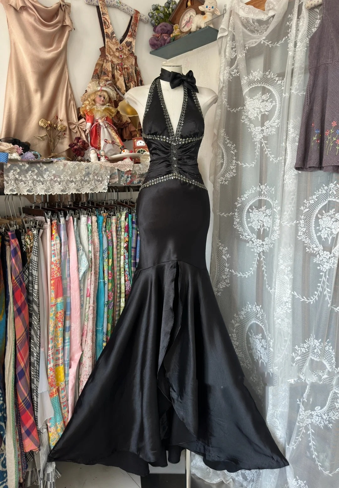 Elegantes Meerjungfrauen-Abendkleid aus schwarzem Satin mit V-Ausschnitt, formelles Geburtstagskleid oder Ballkleid N1726