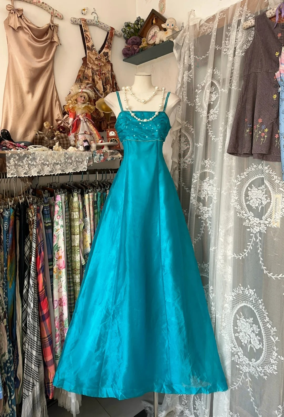 Robe de soirée longue bleue vintage à fines bretelles spaghetti, coupe trapèze, idéale pour un 19e anniversaire ou un bal de promo (N1737)