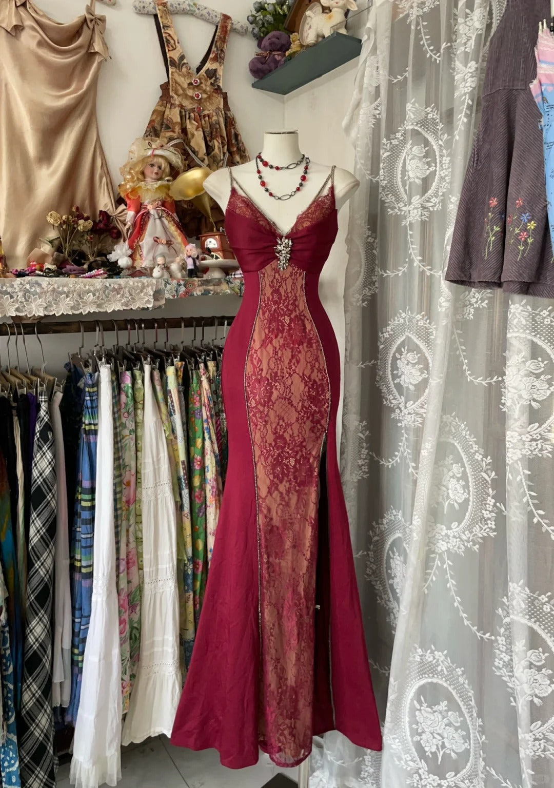 Robe de soirée élégante de sirène féerique à bretelles spaghetti en dentelle bordeaux, idéale pour les fêtes d'anniversaire et les bals de fin d'année (N1703)