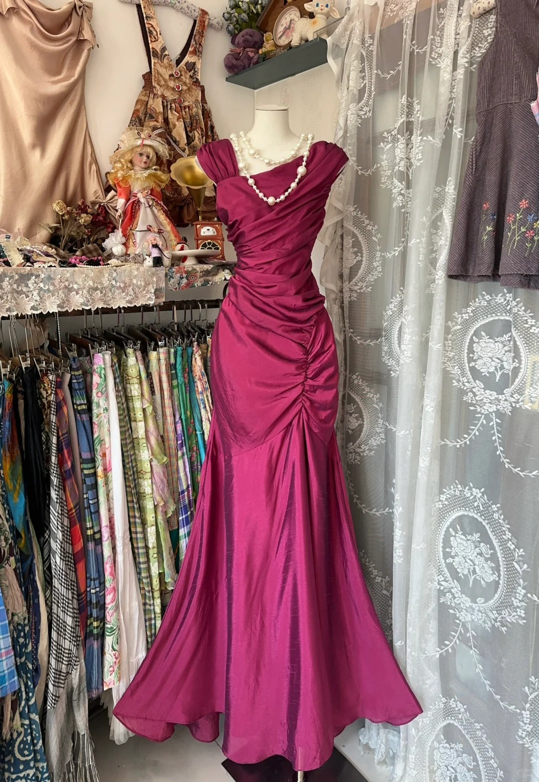Robe de soirée longue vintage sirène en satin rose fuchsia, idéale pour un bal de promo ou une fête d'anniversaire de 18 ans (N1740)