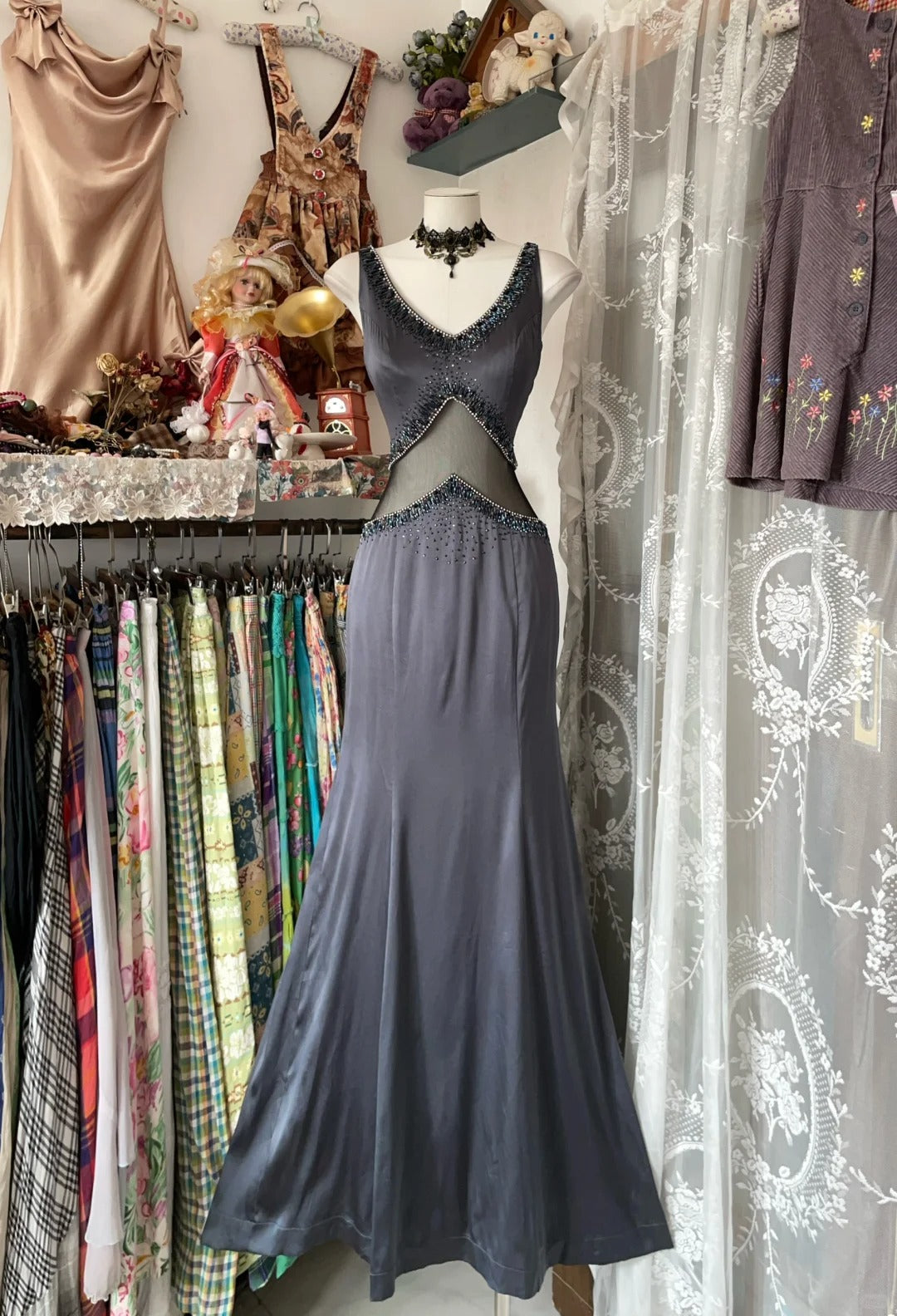Robe de soirée longue vintage sirène en satin gris à col en V, idéale pour un bal de promo ou une fête d'anniversaire de 18 ans (N1741)