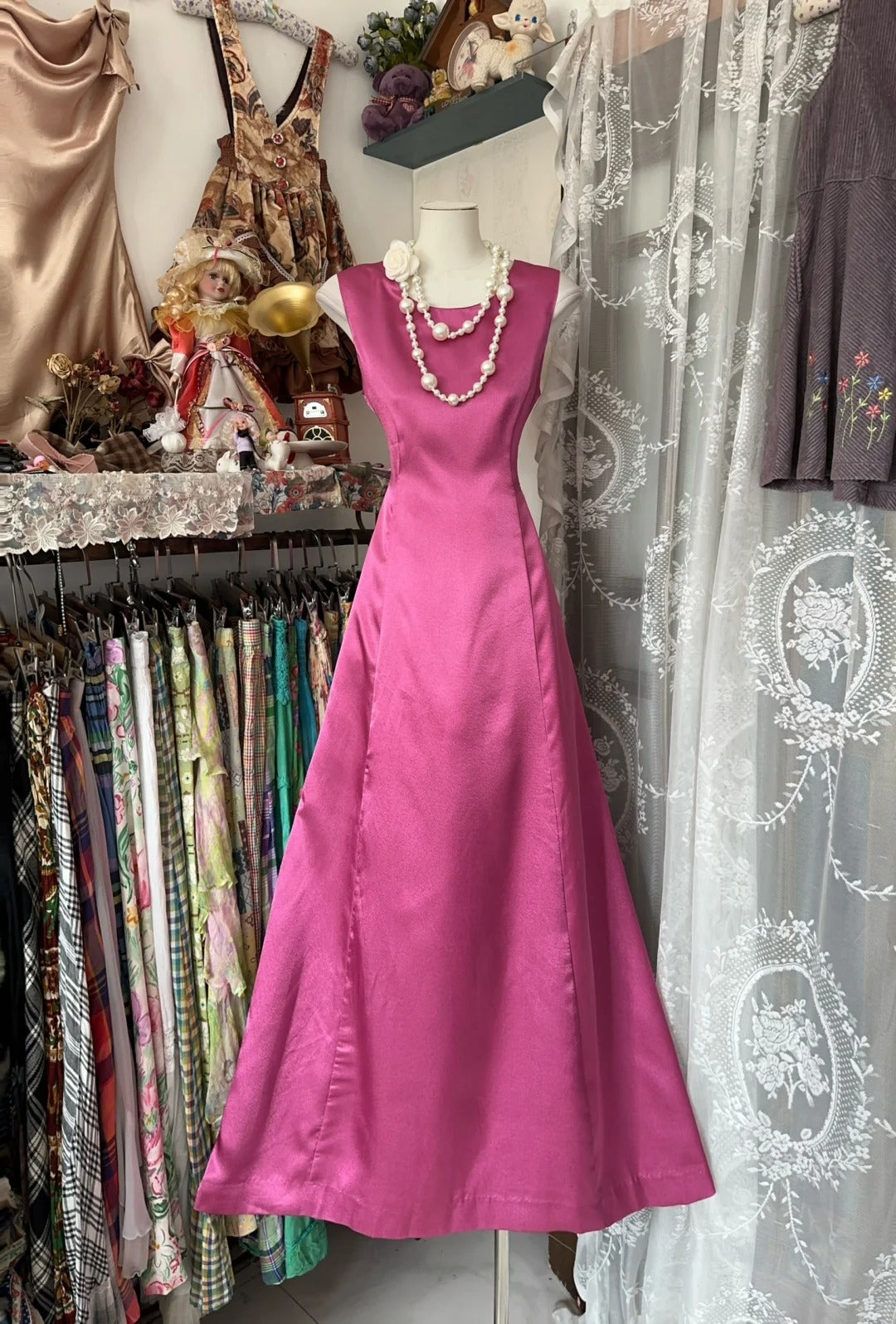 Robe de soirée longue sans manches en satin rose satiné, coupe trapèze vintage, idéale pour un 19e anniversaire ou un bal de promo (N1743)