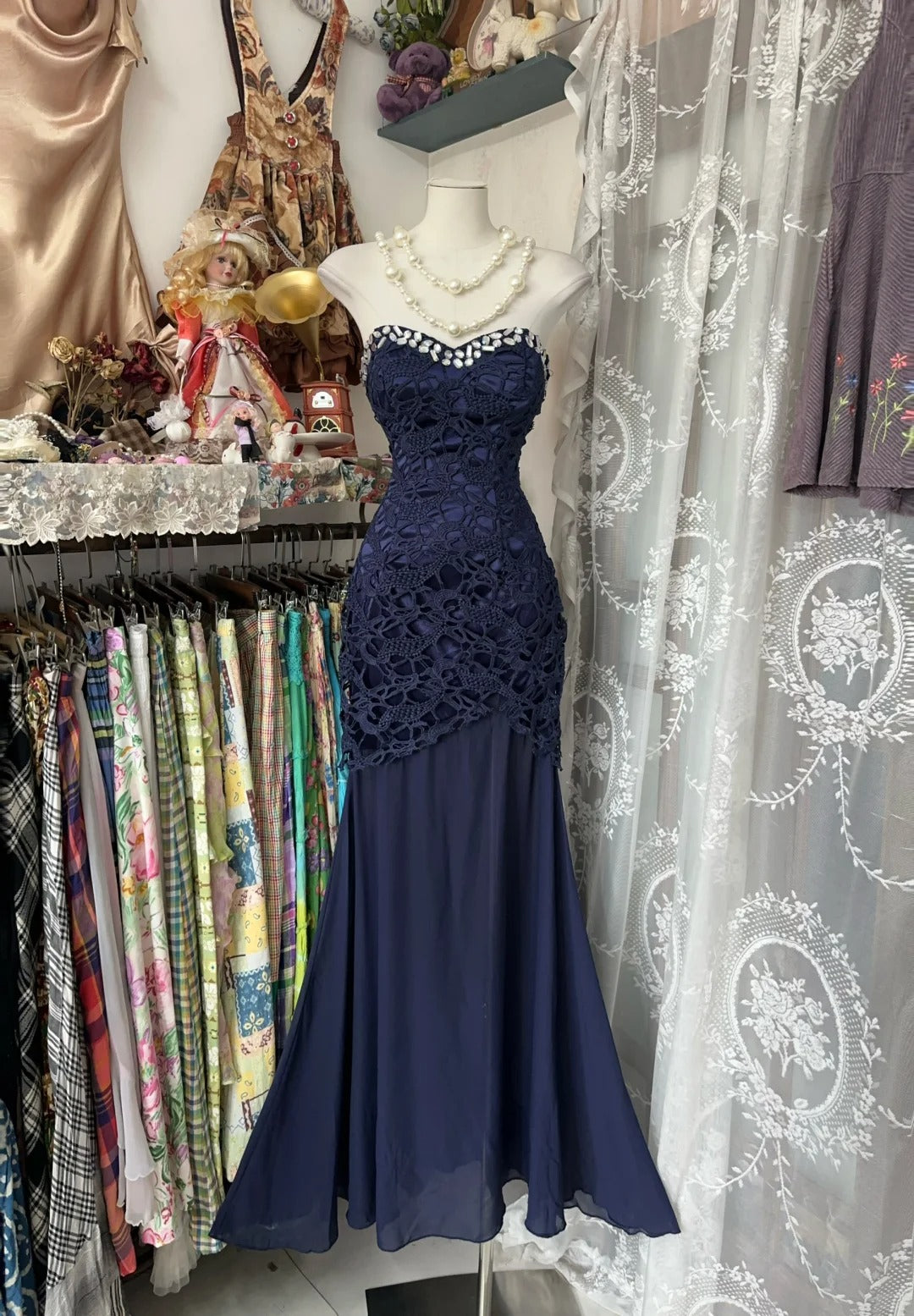 Robe de soirée longue vintage sirène bleu marine en dentelle, décolleté cœur, idéale pour les fêtes d'anniversaire et les bals de fin d'année (N1732)