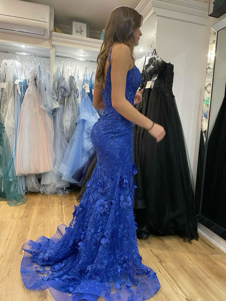 Robe de bal longue en tulle bleu royal élégante et amincissante, disponible en ligne AB1686