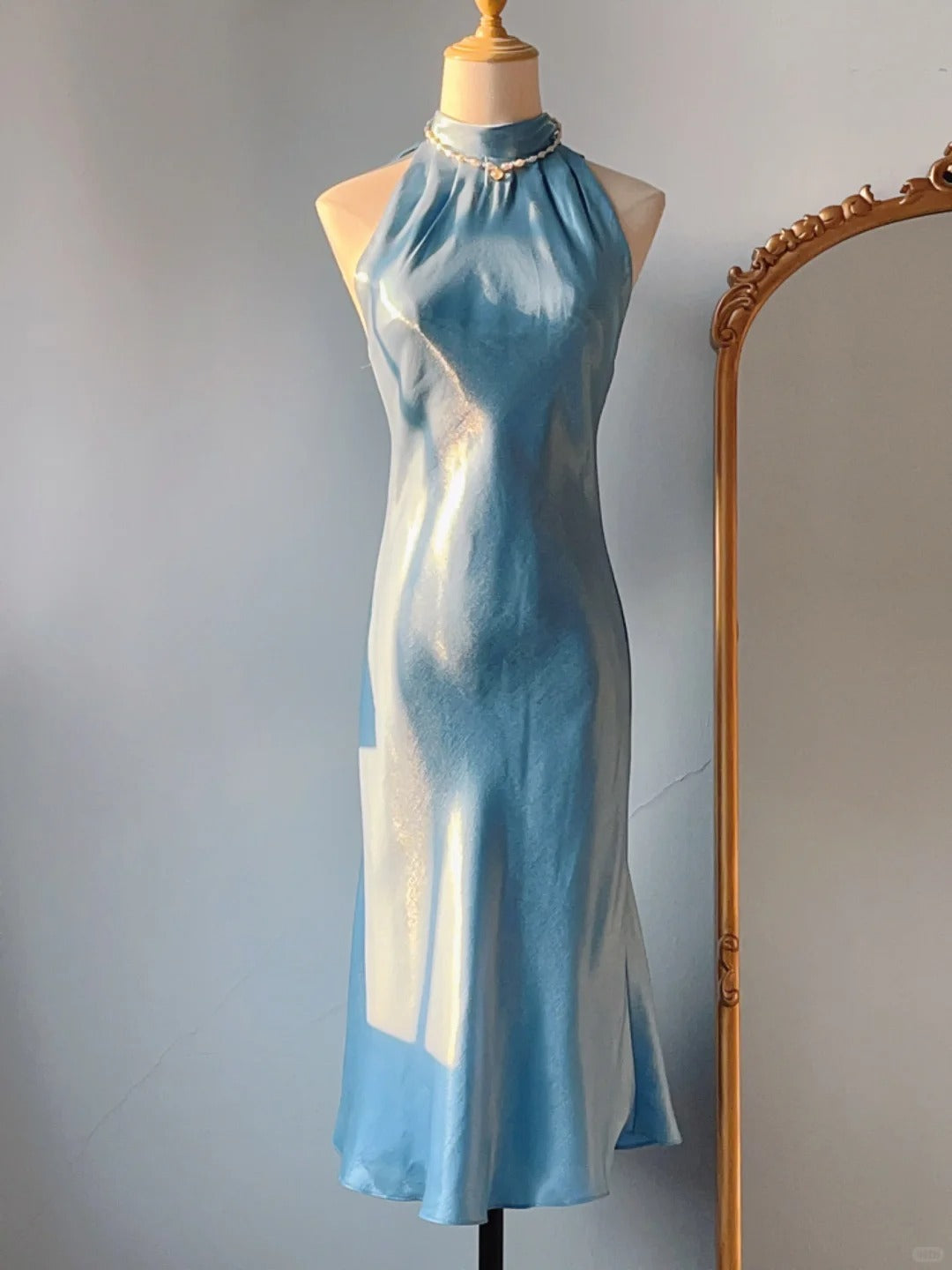 Robe fourreau modeste dos-nu sans manches mi-longue en mousseline bleue Tenues de printemps et d'été Robes d'invitée de mariage RB3244