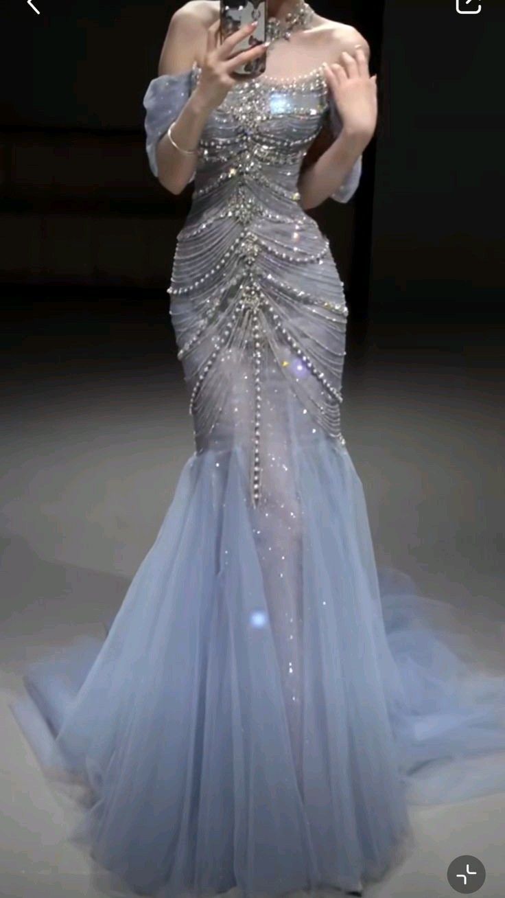 Robe de bal longue sirène bleue à épaules dénudées ornée de perles argentées AB1683