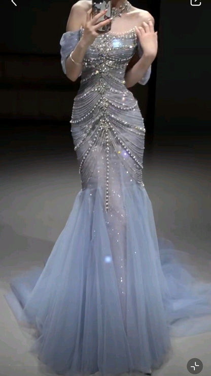 Robe de bal longue sirène bleue à épaules dénudées ornée de perles argentées AB1683