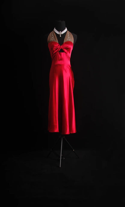 Robe de bal courte rétro années 90, coupe trapèze, dos nu, satin rouge, longueur thé. Inspiration pour une tenue de 18 ans ou une robe de soirée (N493).