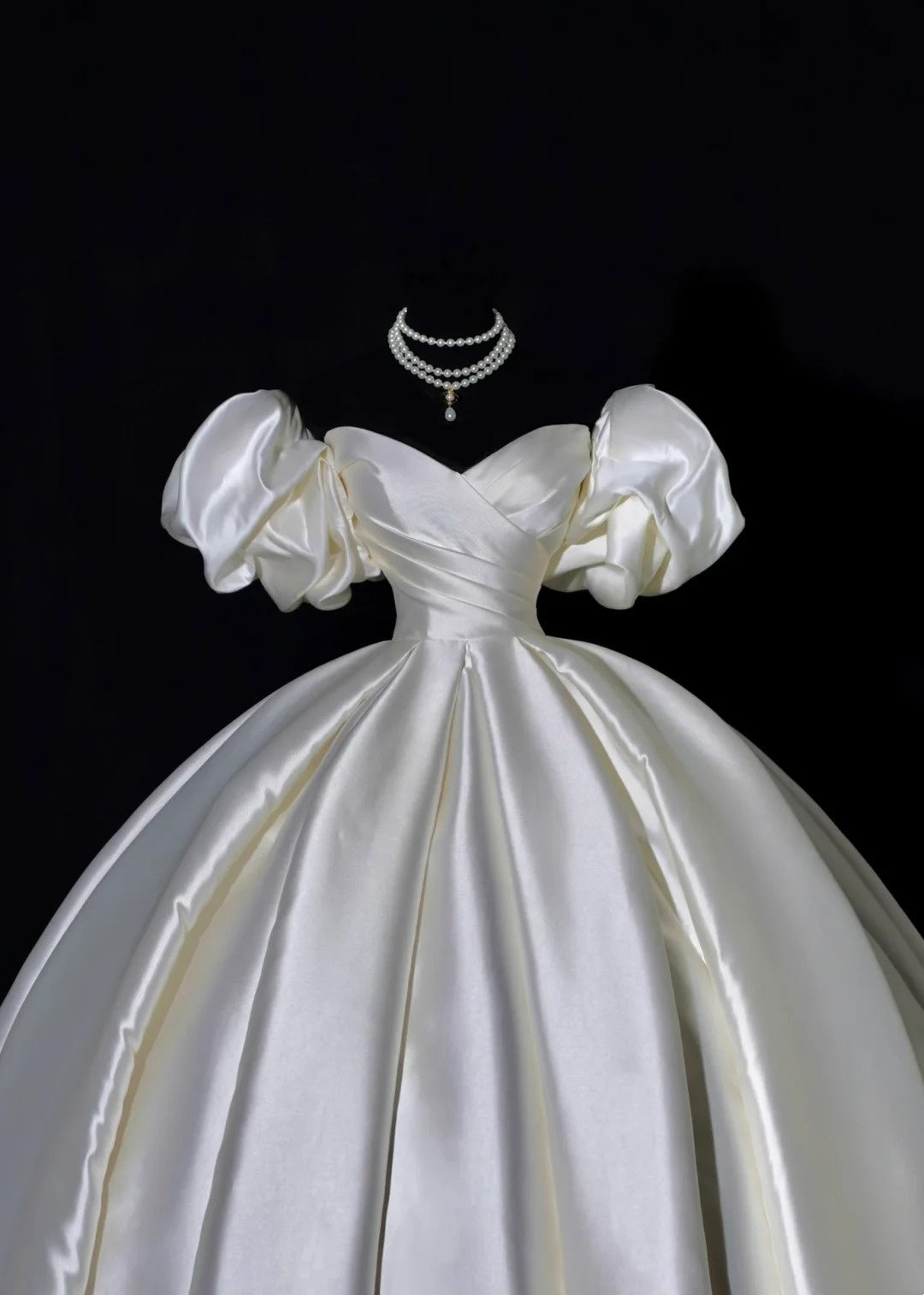 Schlichtes Brautkleid, Ballkleid, schulterfrei, kurze Ärmel, Satin, plissiert, figurbetontes langes Brautkleid AB2532