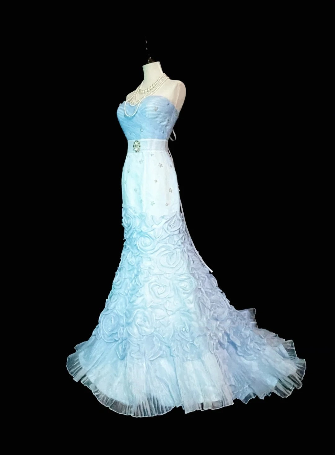Robe de bal longue plissée sans manches en tulle bleu ciel clair, style sirène, années 1760, référence N1583