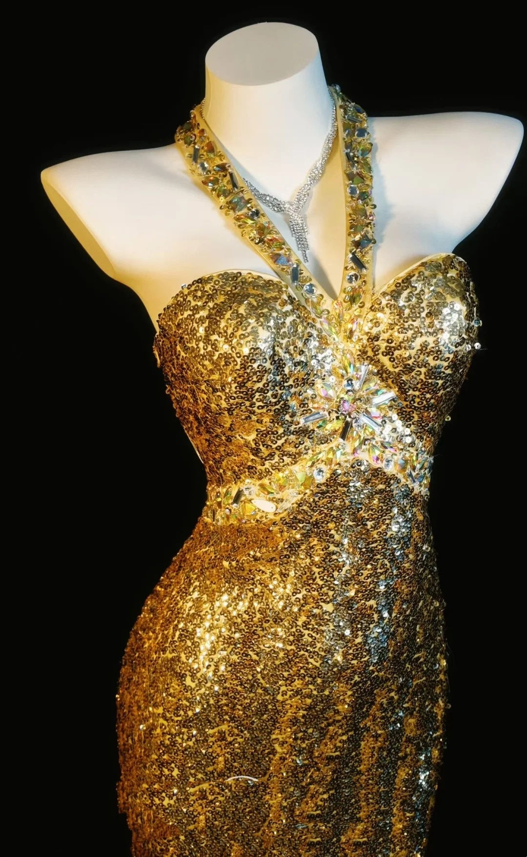 Wunderschöne Abschlussballkleider Meerjungfrau Neckholder Gold Pailletten Rückenfrei Ärmellos Formelle Abendgarderobe N3787