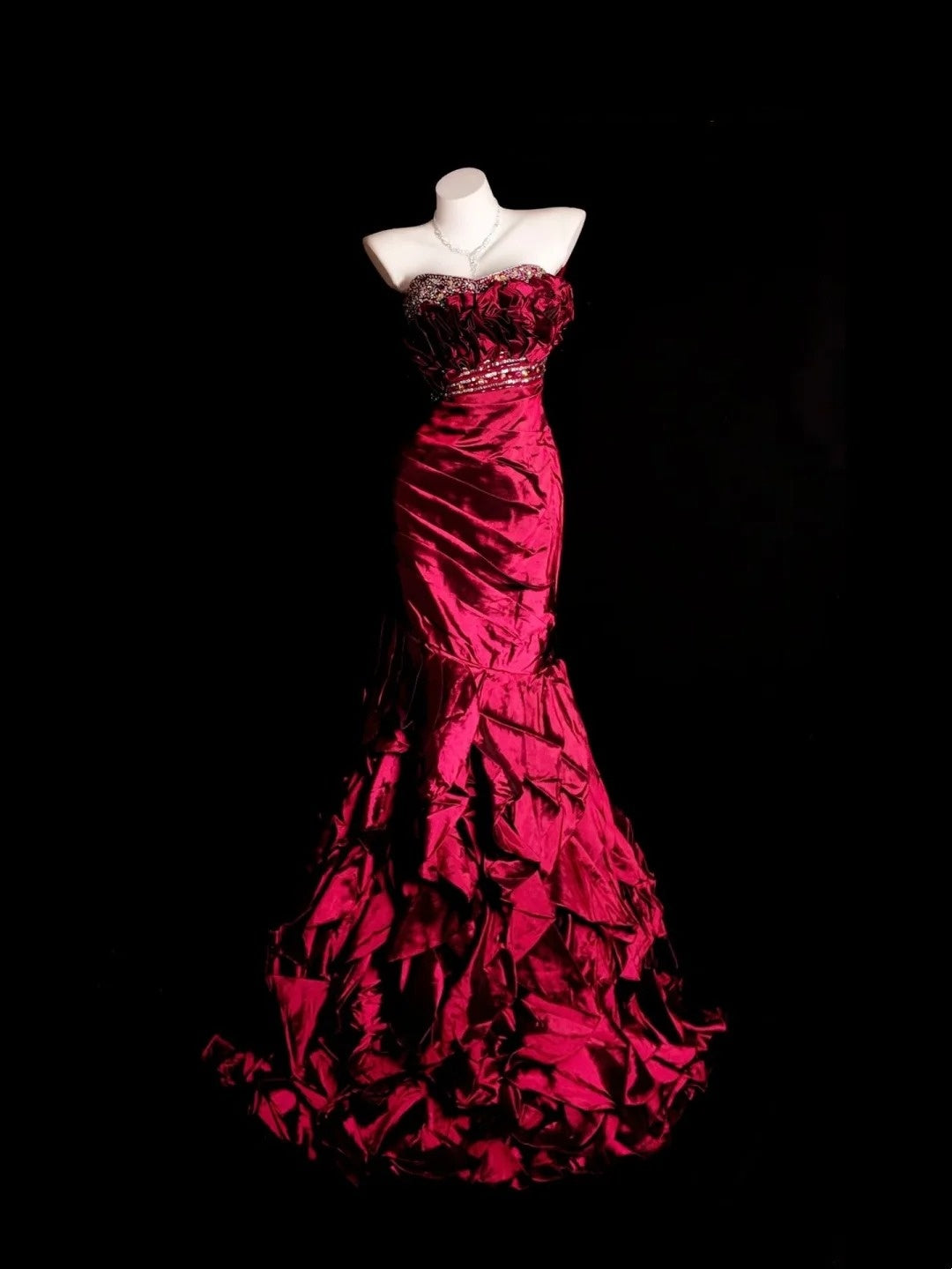 Einzigartige Ballkleider Meerjungfrau Trägerlos Burgunder Ärmellos Mit Rüschen Semi-formelles Abendkleid N3786