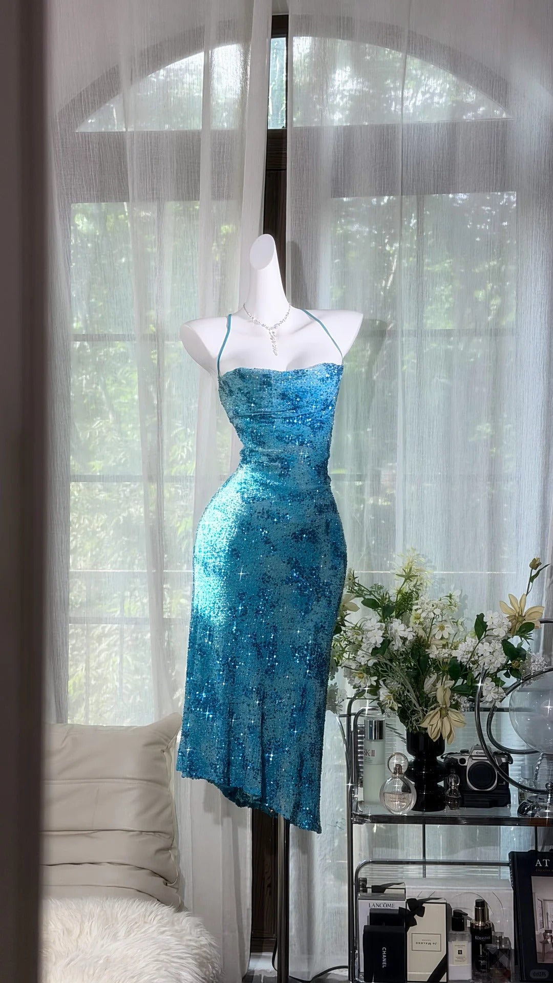 Klassisches Meerjungfrau-Neckholder-Kleid in Blau mit Pailletten und Perlen, mittellang, Teelänge, für den Abschlussball, Inspo, formelle Outfits RB4509