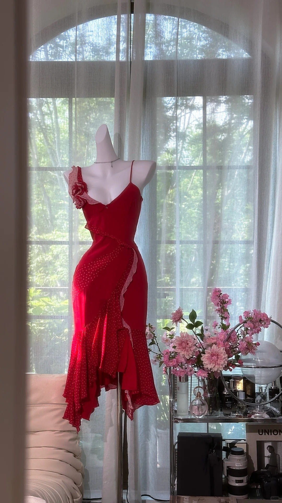 Idées de robes courtes en mousseline rouge avec bretelles spaghetti et fourreau sexy pour femme - Tenues de soirée d'anniversaire N3523