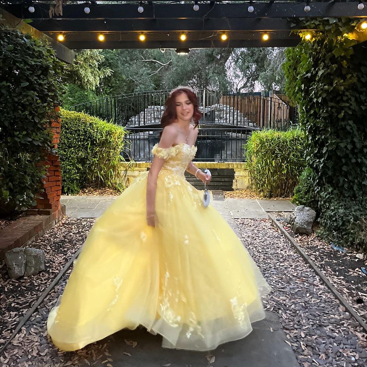 Robe de bal jaune longue en tulle à épaules dénudées, idéale pour une quinceañera, un anniversaire (15-16 ans) ou toute autre occasion spéciale (N122).
