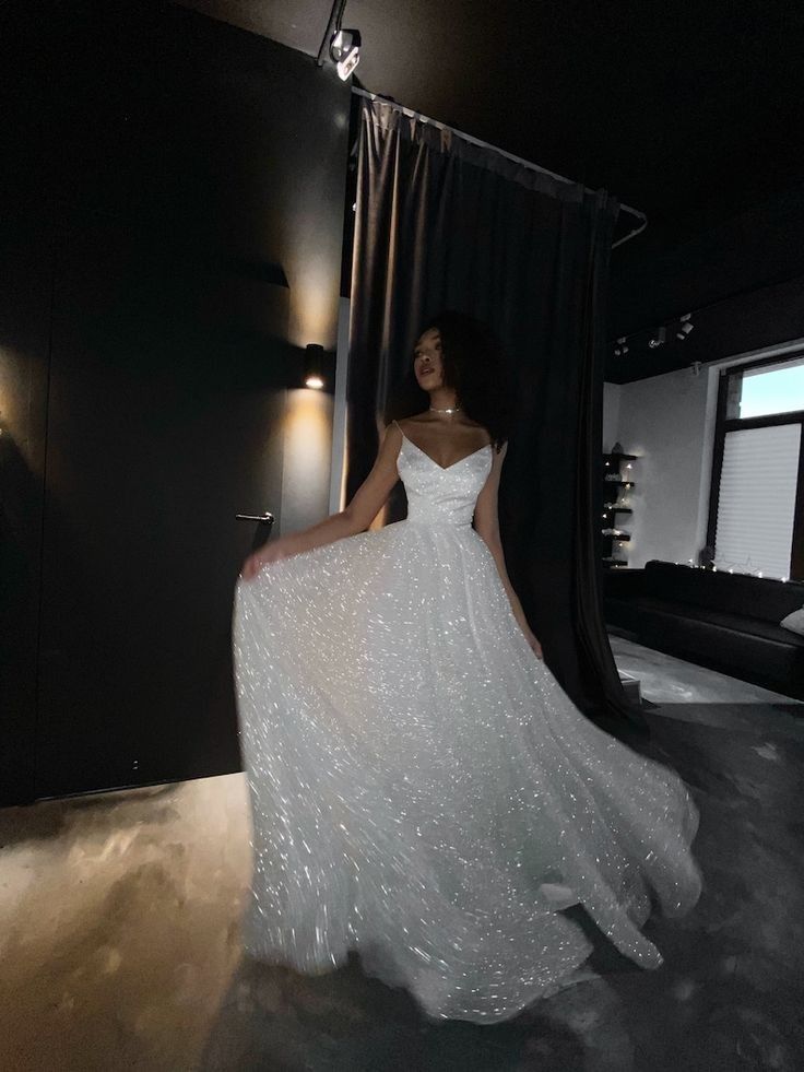 Robe de bal longue blanche à paillettes, coupe trapèze, bretelles spaghetti, N031