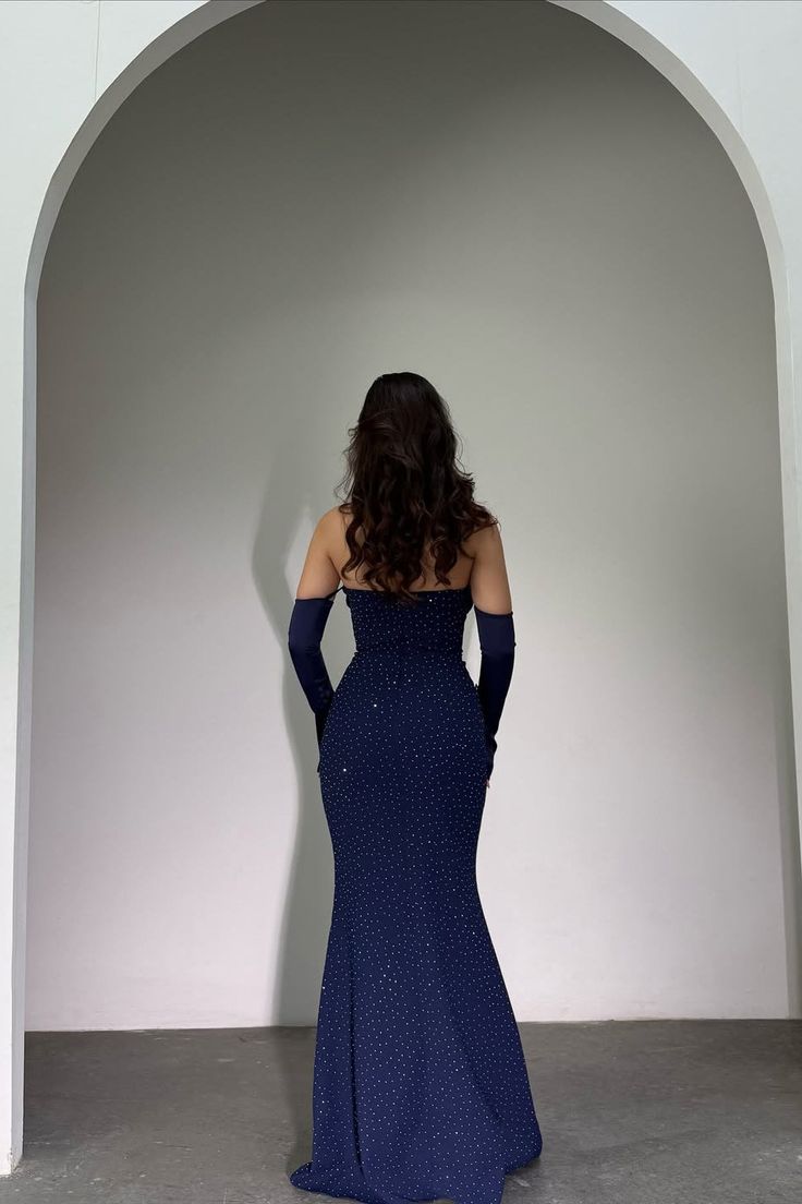 Elegantes dunkelblaues, trägerloses Meerjungfrauen-Abendkleid mit abnehmbaren Ärmeln, Perlenbesatz und Reißverschluss, AB1925