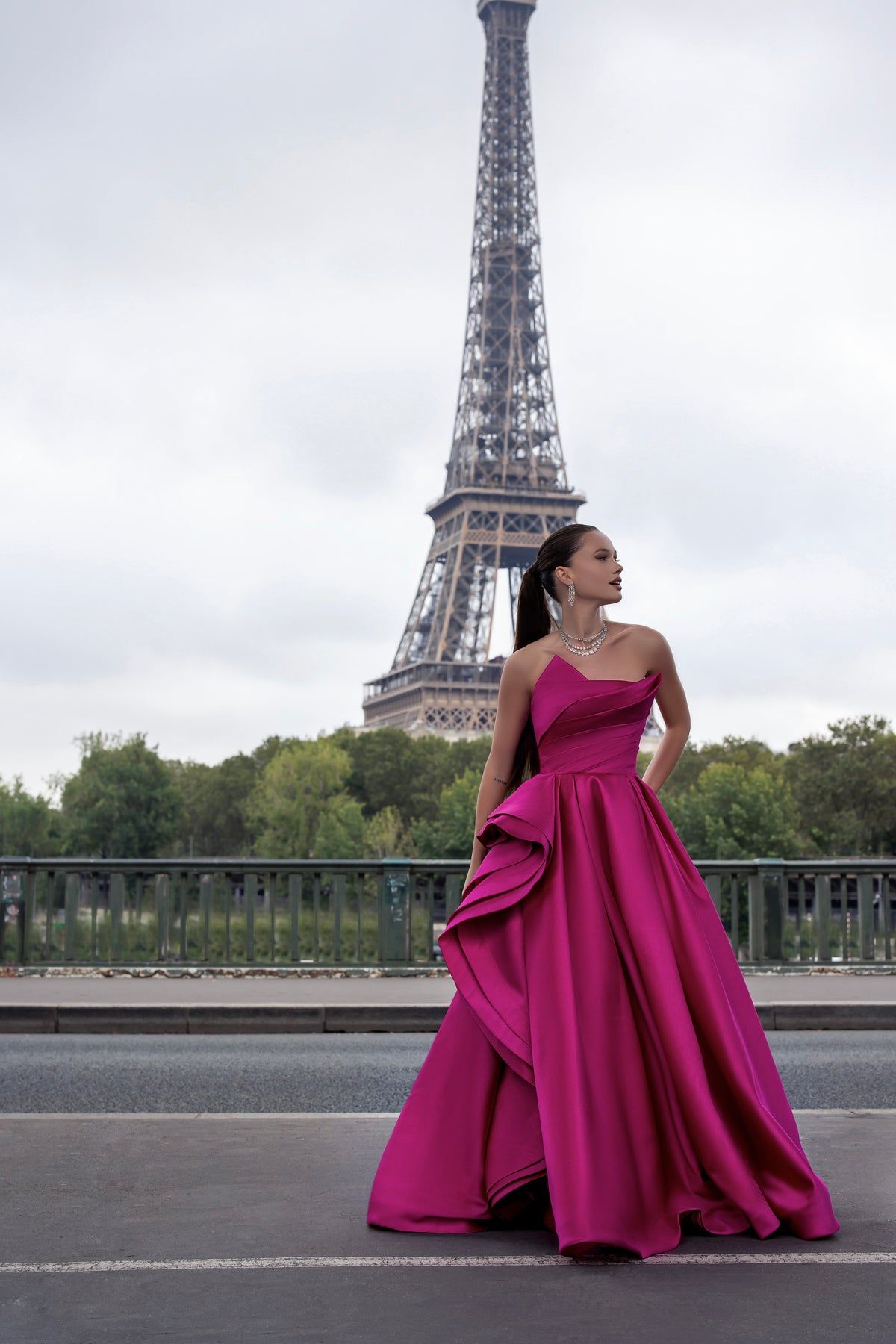 Atemberaubendes, trägerloses Ballkleid aus pinkfarbenem Satin mit Rüschen – langes Abendkleid, Inspiration für Partys, formelle Anlässe und Abschlussfeiern (N126)