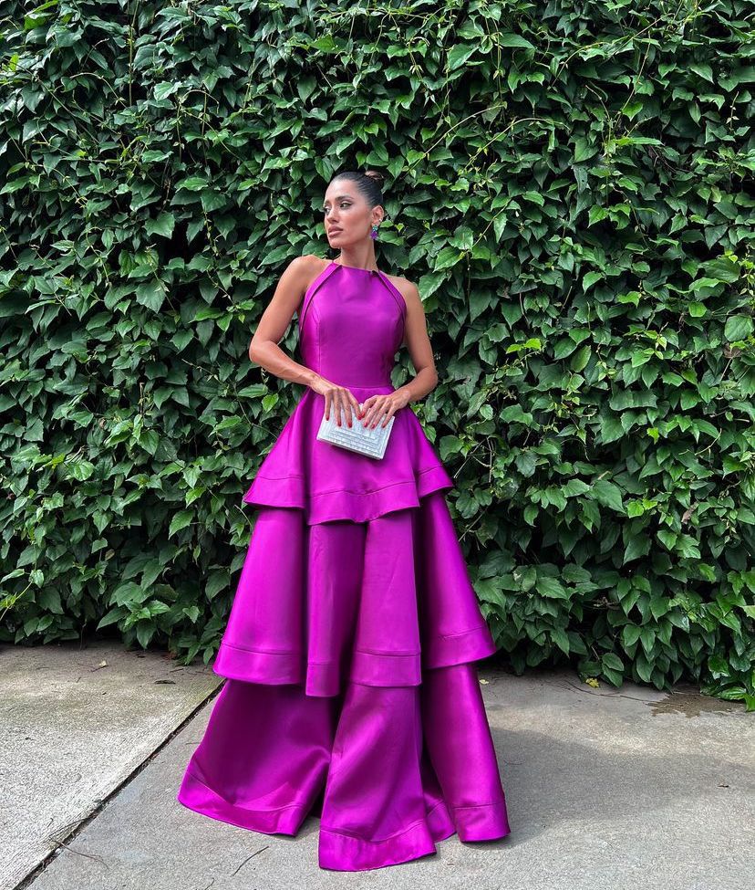 Wunderschönes, ärmelloses, langes Ballkleid aus Satin mit Neckholder, Farbe: Traube, Modell AB212