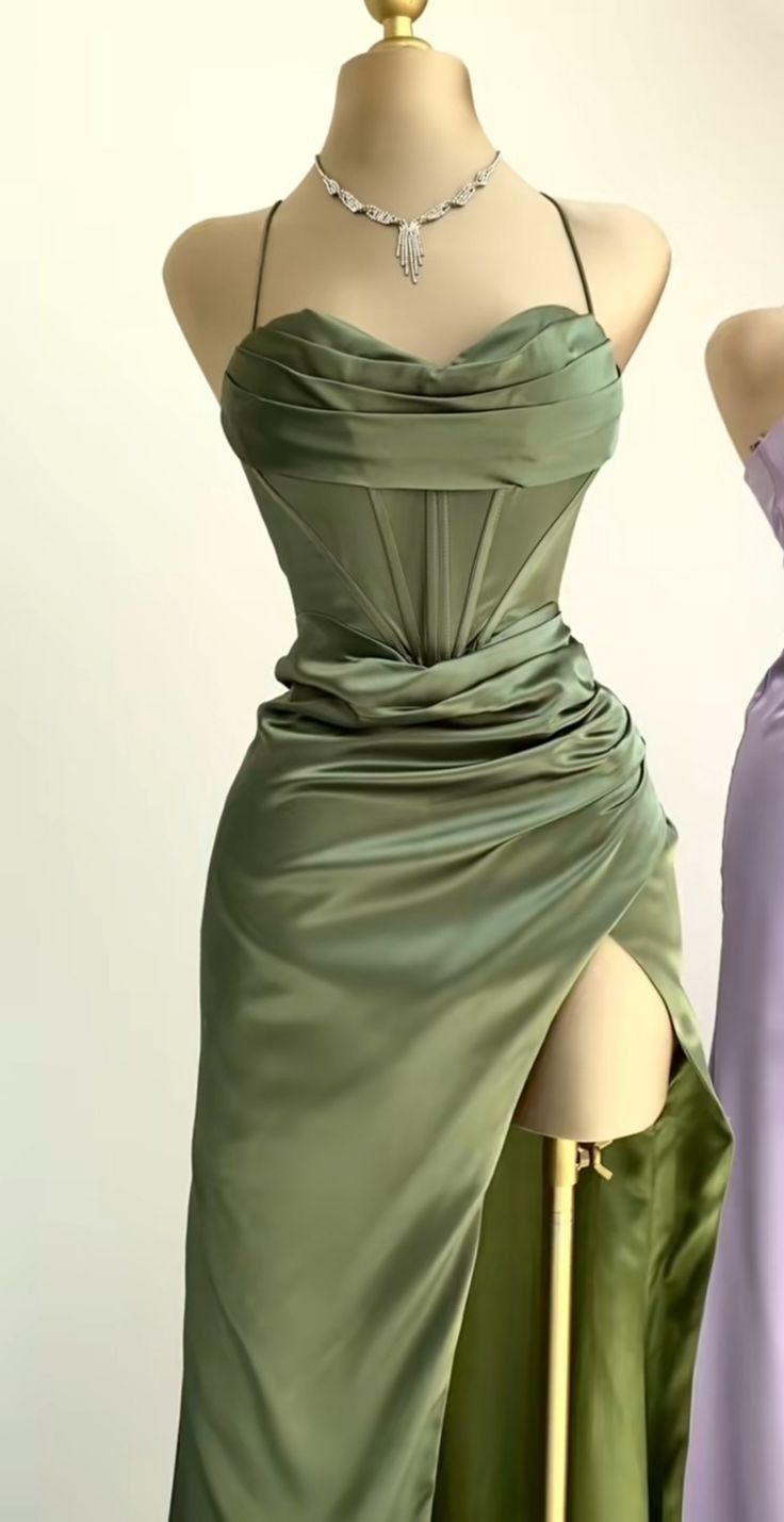 Langes, schlichtes Meerjungfrauen-Abendkleid aus Satin mit Spaghettiträgern und Seitenschlitz (N1862)
