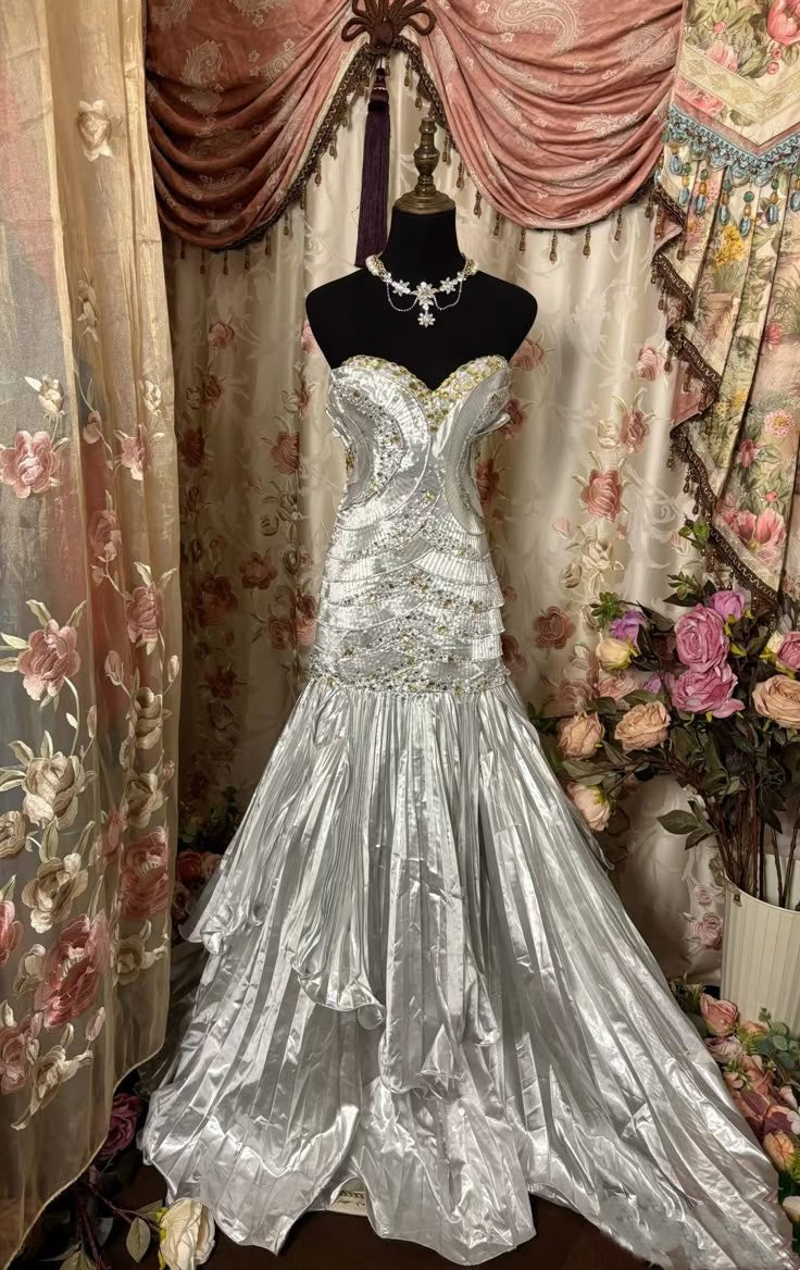 Robe de sirène argentée scintillante, inspiration jardin enchanté, robe de bal, tenue de soirée tendance N1859