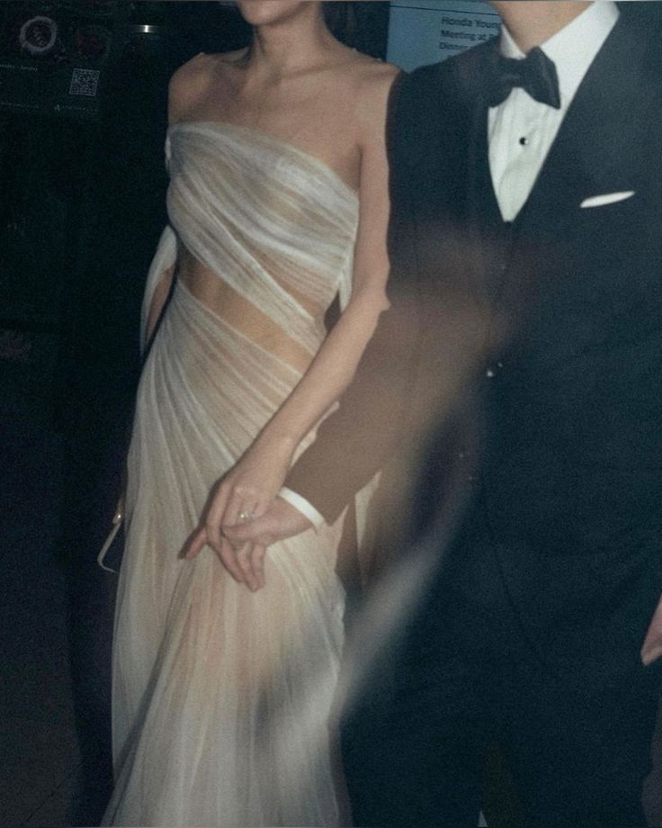 Robe de mariée sirène simple en tulle blanc à épaules dénudées avec plis et fronces, style féerique, référence N066