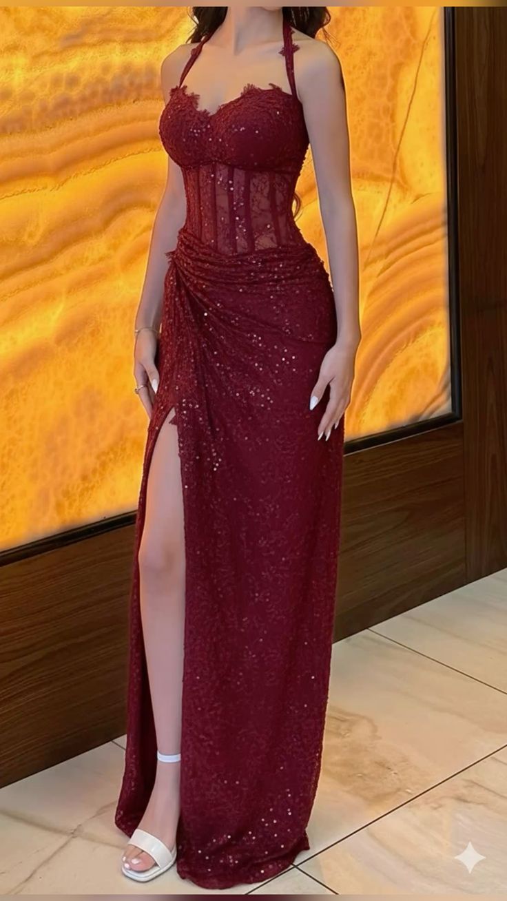 Robe de bal longue sirène sexy en dentelle bordeaux à col halter et fente, avec plis, modèle N351