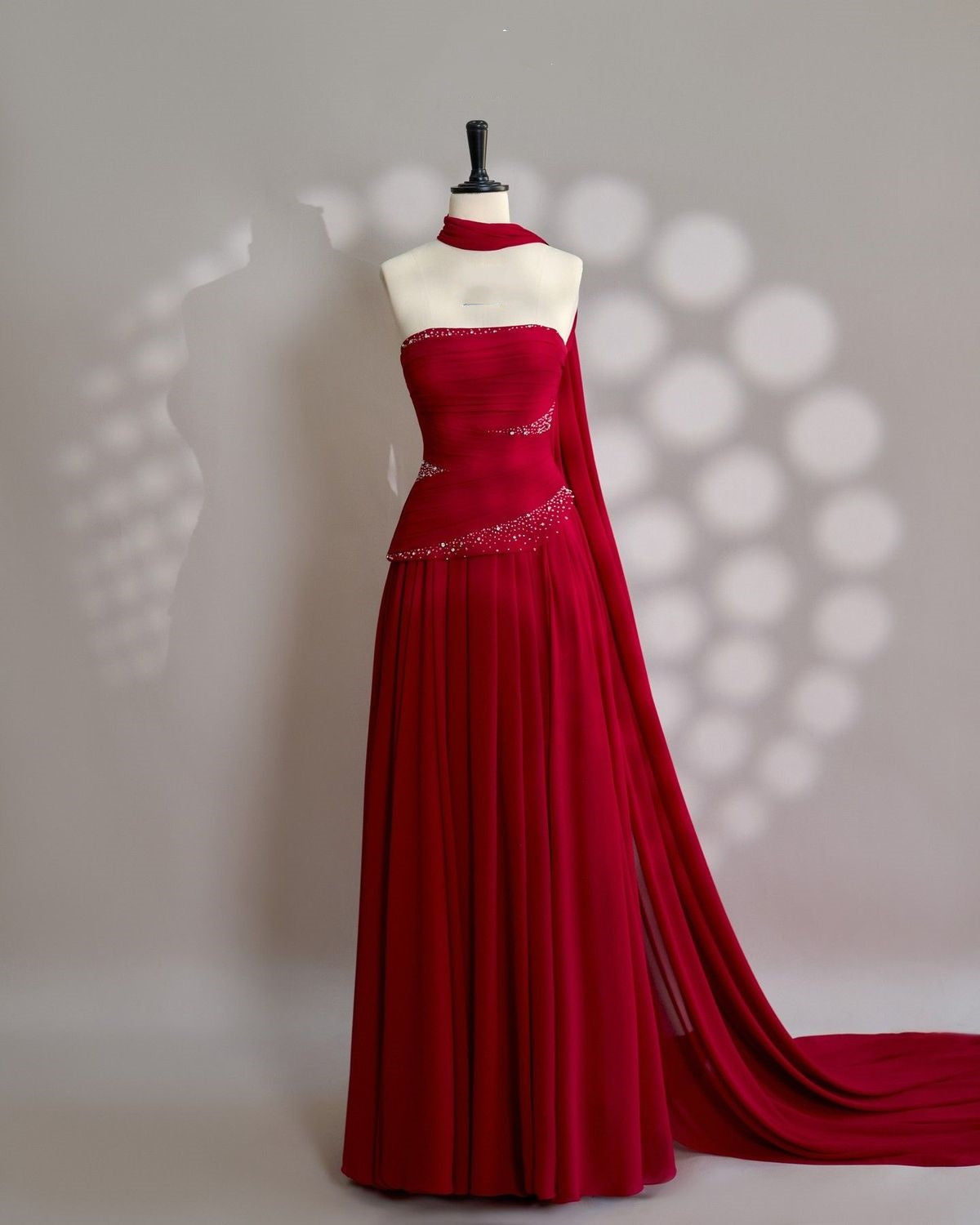 Elegantes, trägerloses, langes, rotes Chiffonkleid in A-Linie mit silbernen Perlen – Inspiration für Abendkleider, formelle Partykleider, Ballkleid AB1183