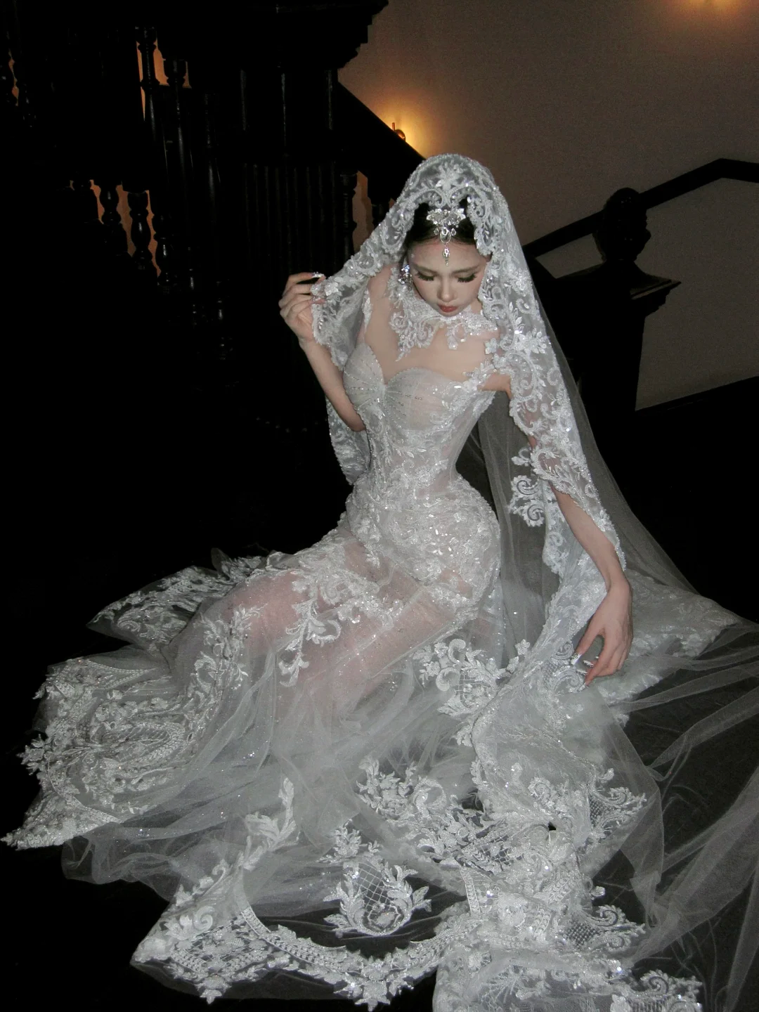 Robe de mariée princesse sirène col montant corsage en dentelle et tulle, style robe de mariée longue ajustée AB2405