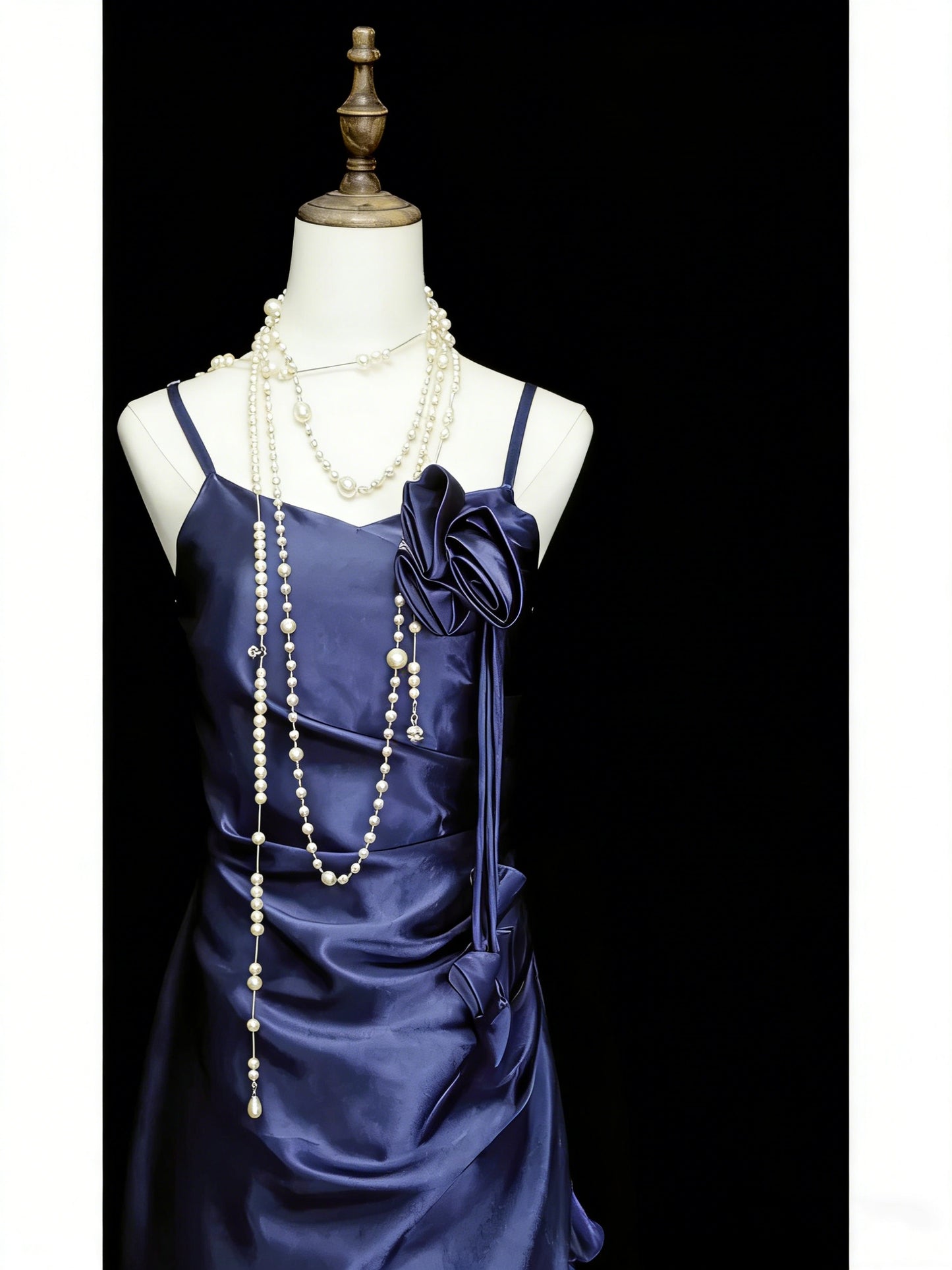 Robe de soirée vintage style années 70/80, coupe trapèze, bretelles spaghetti, bleu marine, idéale pour les adolescentes, les étudiantes et les jeunes filles. Robe longue de bal de fin d'année N1143