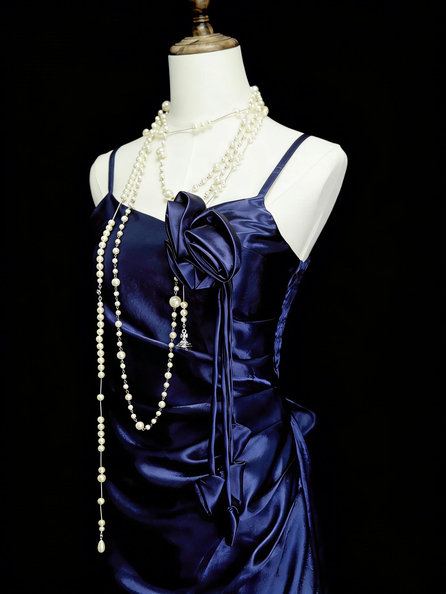 Robe de soirée vintage style années 70/80, coupe trapèze, bretelles spaghetti, bleu marine, idéale pour les adolescentes, les étudiantes et les jeunes filles. Robe longue de bal de fin d'année N1143