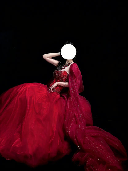 Robe de bal élégante en tulle rouge à décolleté cœur et cape ornée de perles, longueur au sol. Inspiration robes de bal longues N1196
