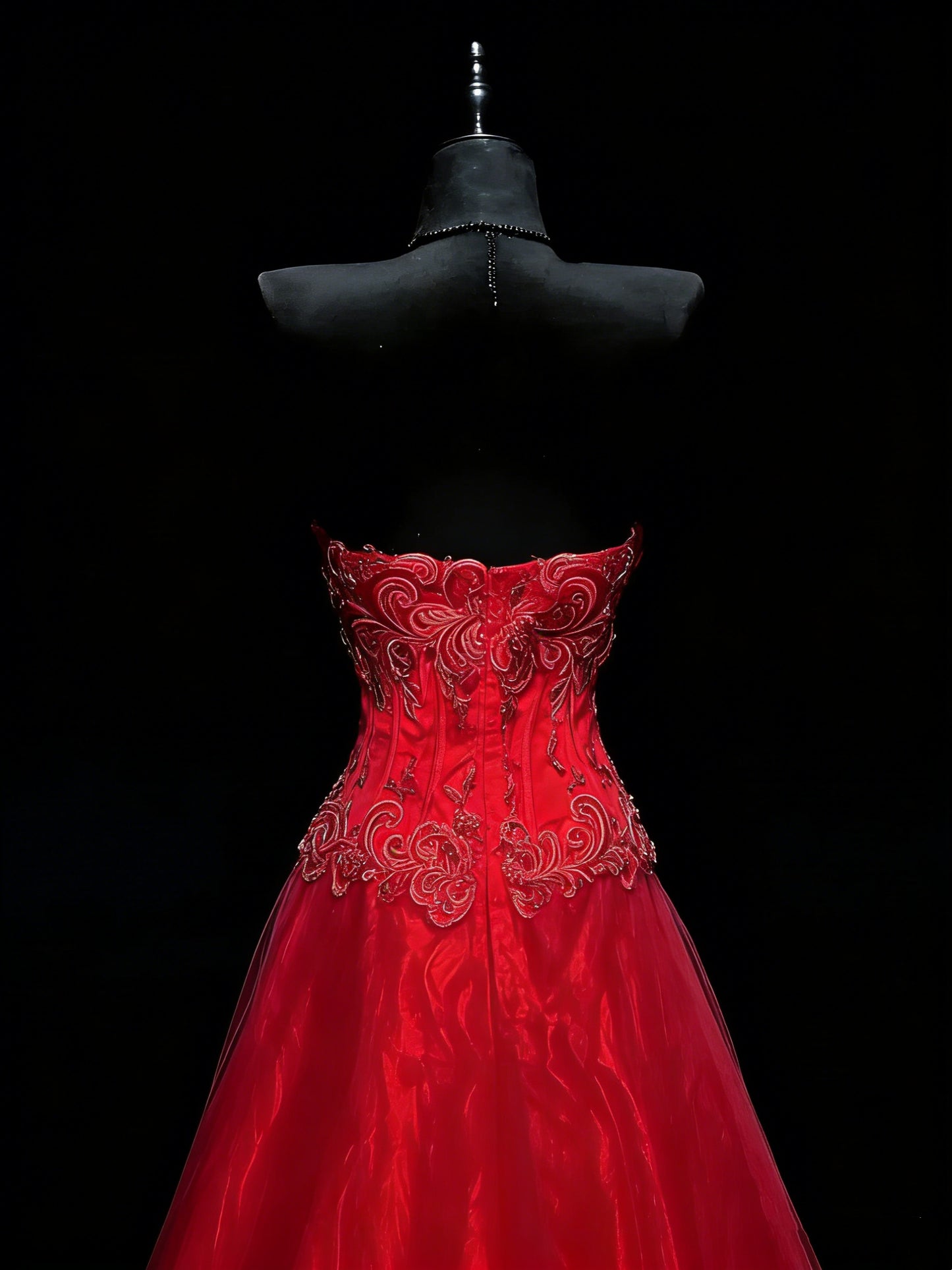 Robe de bal élégante en tulle rouge à décolleté cœur et cape ornée de perles, longueur au sol. Inspiration robes de bal longues N1196