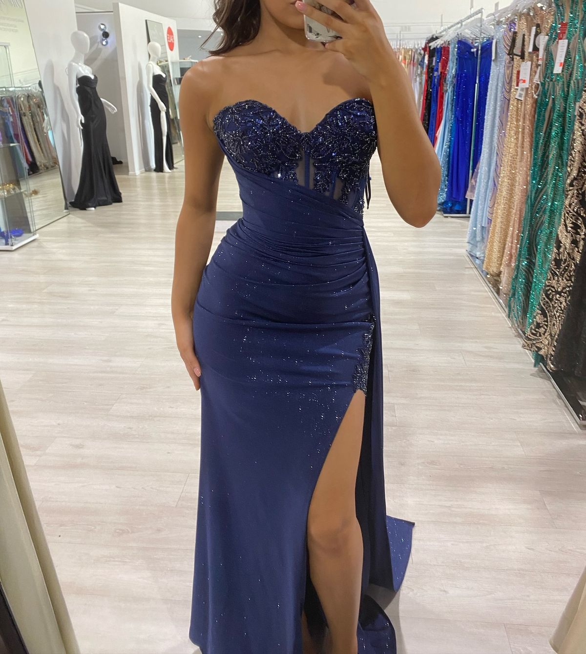 Funkelndes, marineblaues, perlenbesetztes, langes Abendkleid im Meerjungfrauenstil mit Herzausschnitt und Schlitz, AB727