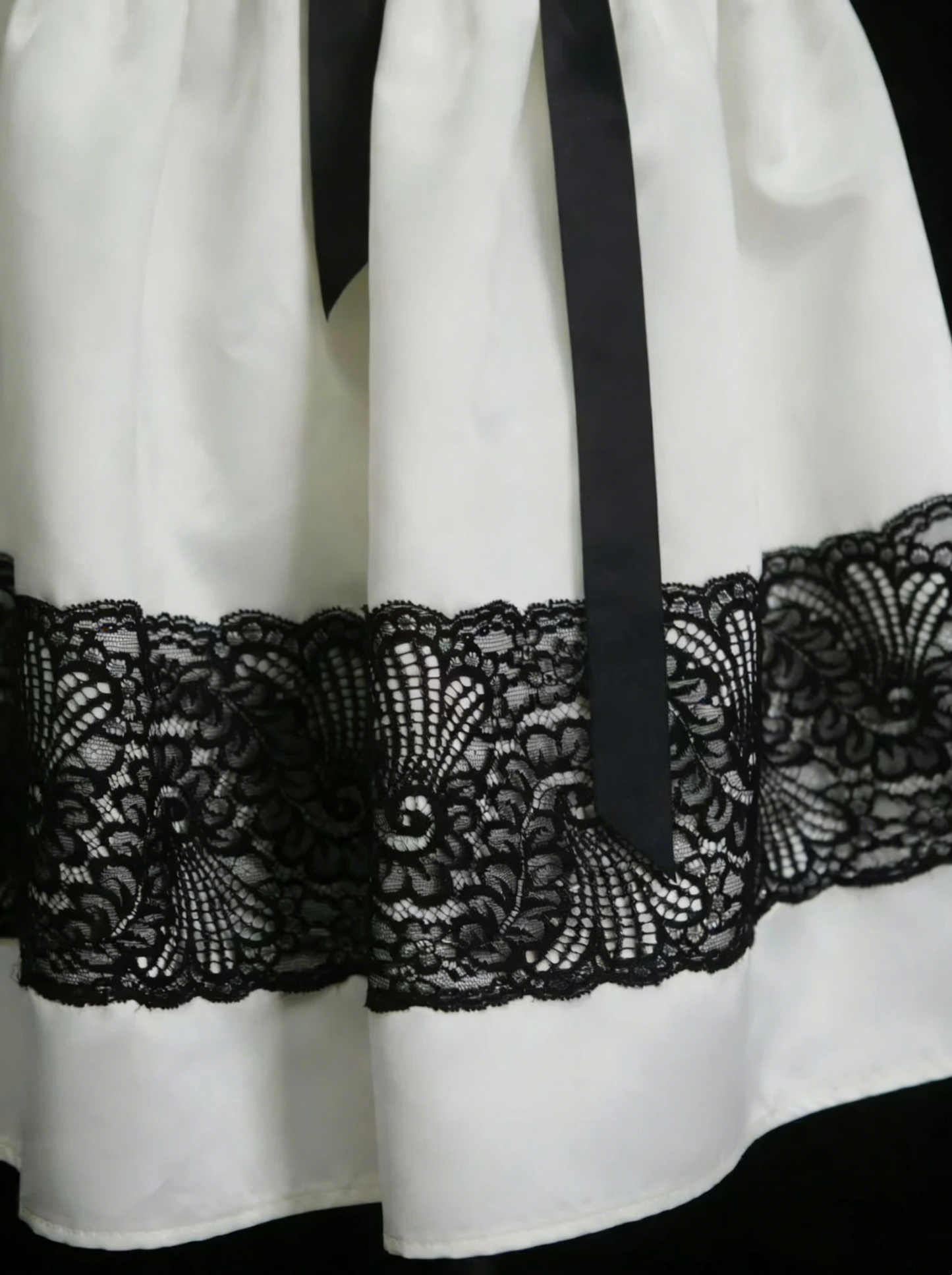 Einzigartiges, trägerloses A-Linien-Kleid aus elfenbeinfarbenem Satin mit schwarzer Spitze, inspiriert von den Homecoming-Kleidern der 2000er Jahre (N1444)