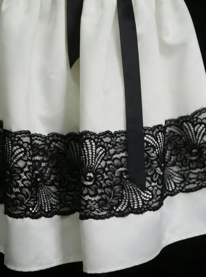 Einzigartiges, trägerloses A-Linien-Kleid aus elfenbeinfarbenem Satin mit schwarzer Spitze, inspiriert von den Homecoming-Kleidern der 2000er Jahre (N1444)