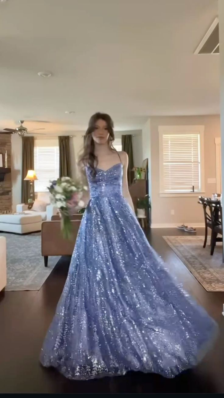 Robe de bal longue élégante à fines bretelles et sequins bleus, coupe trapèze, idéale pour les adolescentes. Modèle AB592.