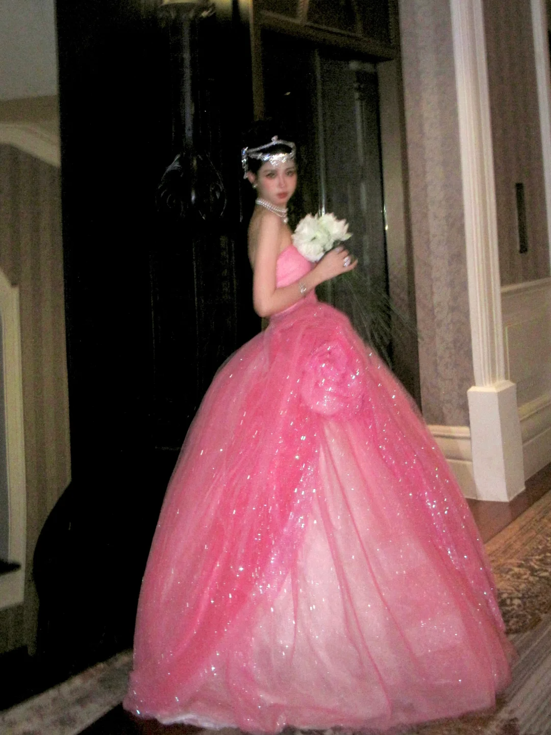 Robe de bal longue rose à paillettes sans bretelles, sans bretelles, idéale pour une quinceañera, un anniversaire de luxe ou une fête de 15 ou 16 ans (N074)