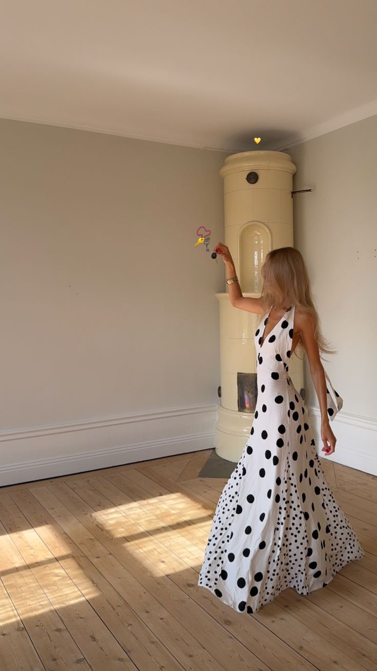 Robe de soirée longue à pois noirs, coupe trapèze, col en V, style modeste, idéale pour les bals de fin d'année des adolescentes (N1133)