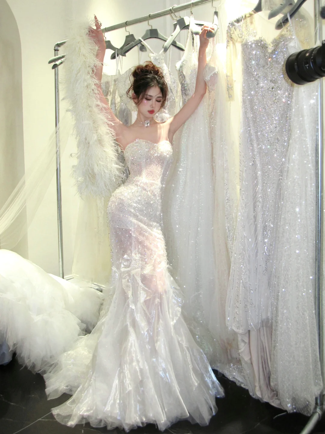 Robe de mariée sirène luxueuse avec bustier orné de cristaux et de perles, robe de mariée argentée à sequins, coupe ajustée, référence N076