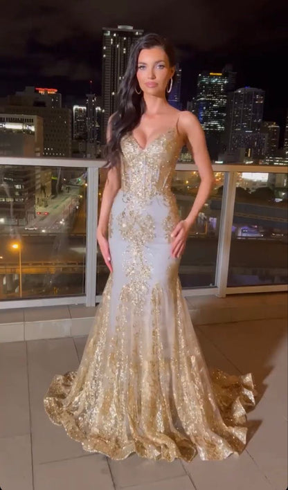 Elegantes Meerjungfrauen-Kleid mit Spaghettiträgern und goldenen Pailletten – Inspiration für schwarze Frauen und Mädchen: Festliche Abendkleider, lange Ballkleider AB1779