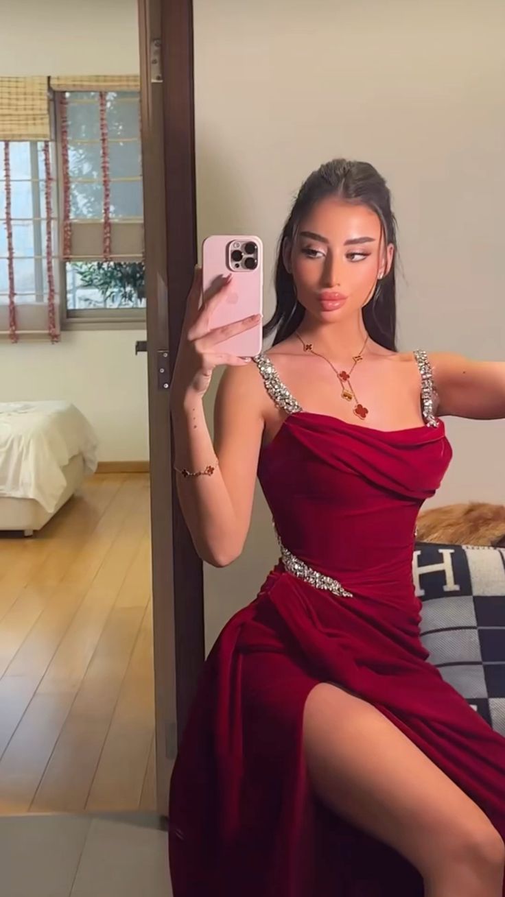 Sexy Meerjungfrauen-Trägerkleid aus rotem Satin mit Schlitz und Perlen – langes, formelles Abendkleid für Damen, ideal für Partys, Abschlussbälle und den 21. Geburtstag (AB1314)