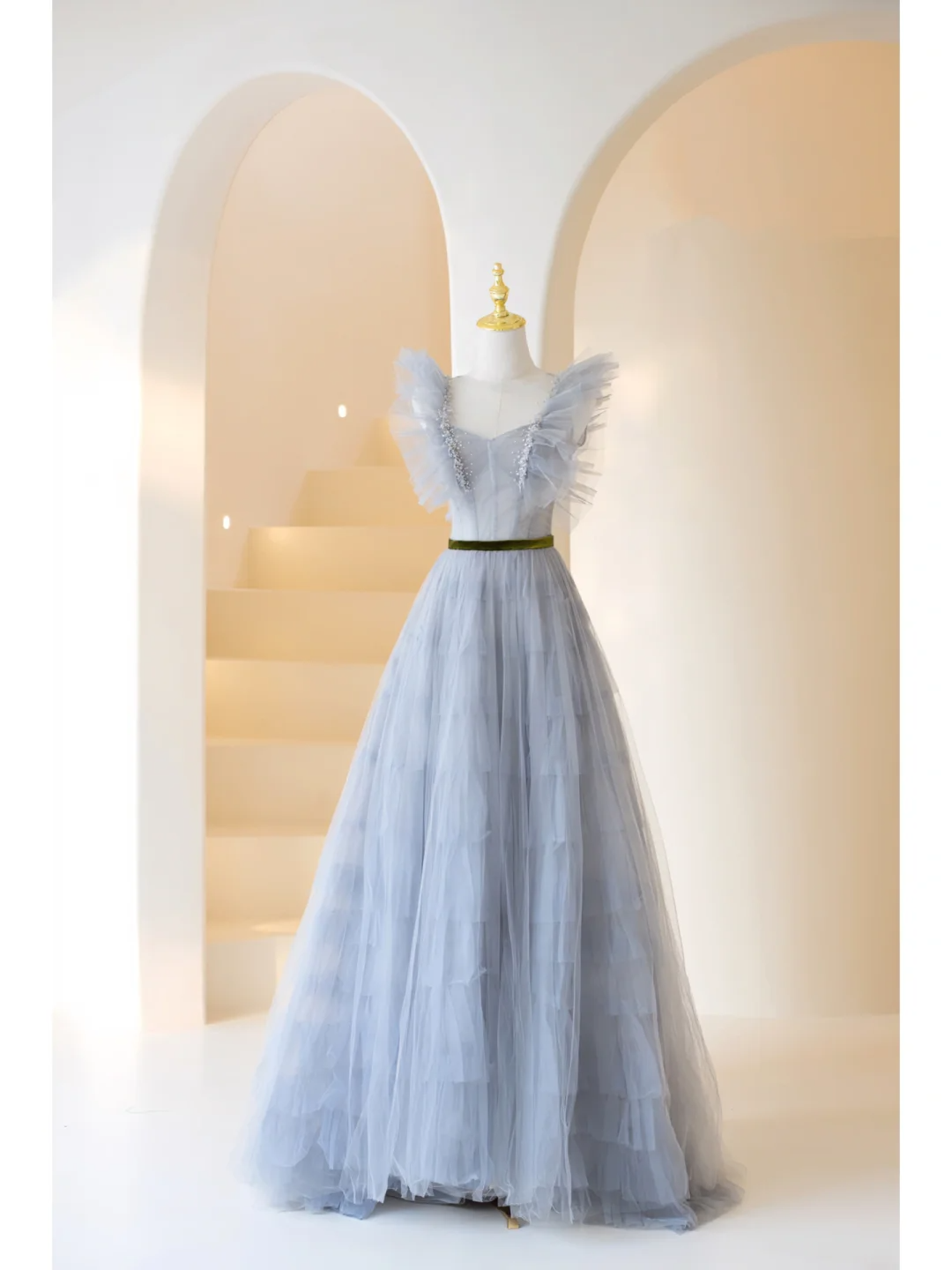 Niedliches Ballkleid mit Herzausschnitt, mehrlagig, aus Tüll, in Altblau, langes Abendkleid – ein echter Hingucker zum 20. Geburtstag – Modell AB904