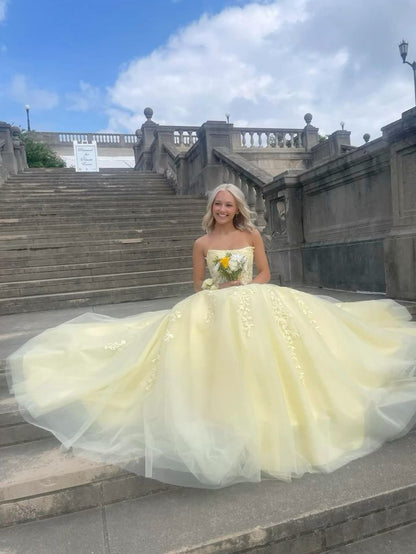 Einzigartiges Ballkleid mit Herzausschnitt, gelber Tüll mit Spitzenapplikationen, langes Abendkleid AB596