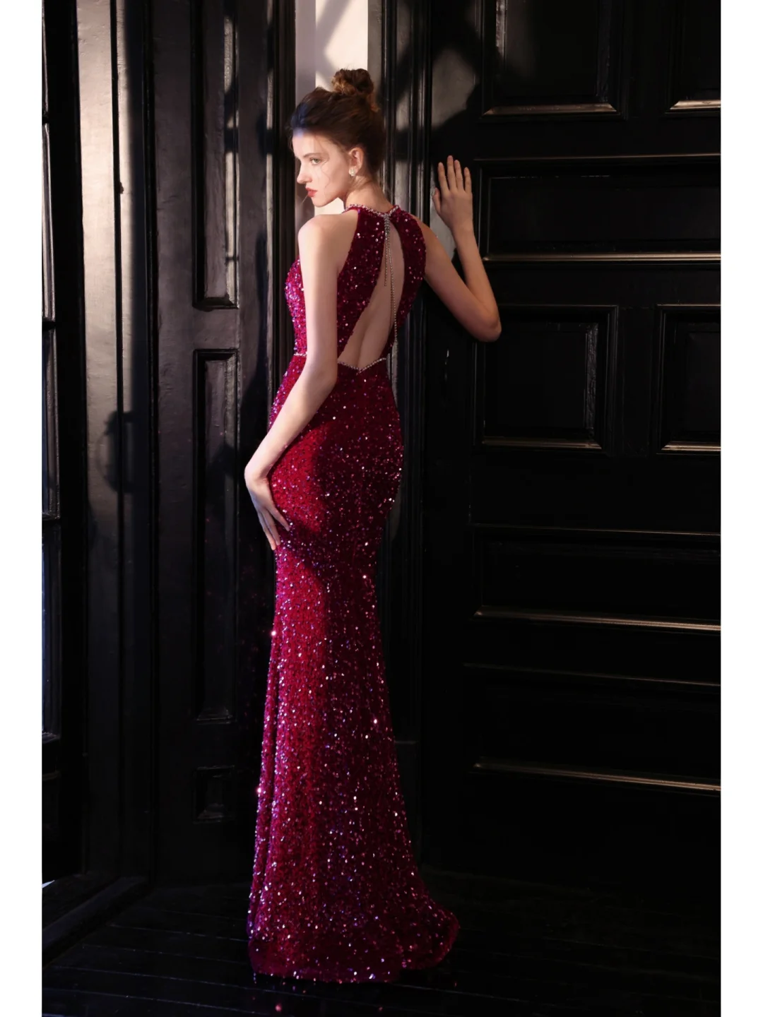 Funkelndes Meerjungfrauen-Abendkleid mit Pailletten in Fuchsia und Schmuckkragen – ein beeindruckendes Outfit für den 18. Geburtstag (AB889)