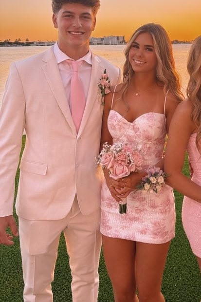 Hübsches, figurbetontes Mini-Kleid mit Spaghettiträgern in Rosa mit Blumenmuster, Homecoming-Kleider, Uni-Ideen, Inspiration, kurzes Hoco-Abendkleid RB7244