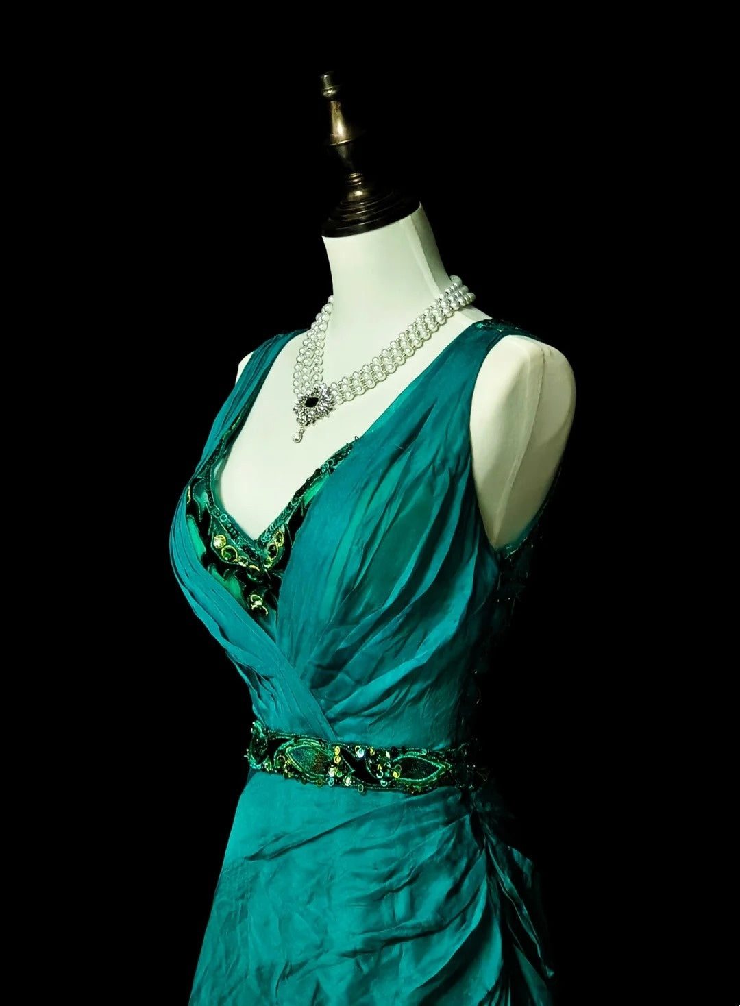 Robe de bal longue verte, coupe trapèze, col en V et corsage orné de perles, idéale pour les jeunes filles (N1296).