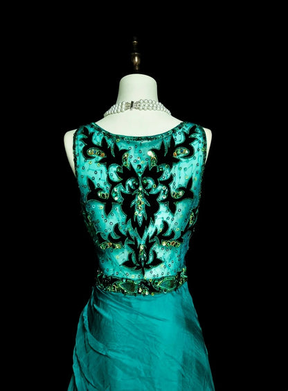 Robe de bal longue verte, coupe trapèze, col en V et corsage orné de perles, idéale pour les jeunes filles (N1296).