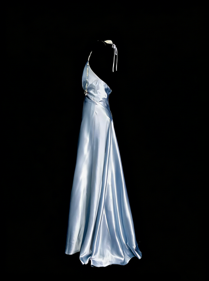 Robe de bal longue vintage années 80, coupe trapèze, dos nu, en satin bleu ciel clair, sans manches, référence N1446