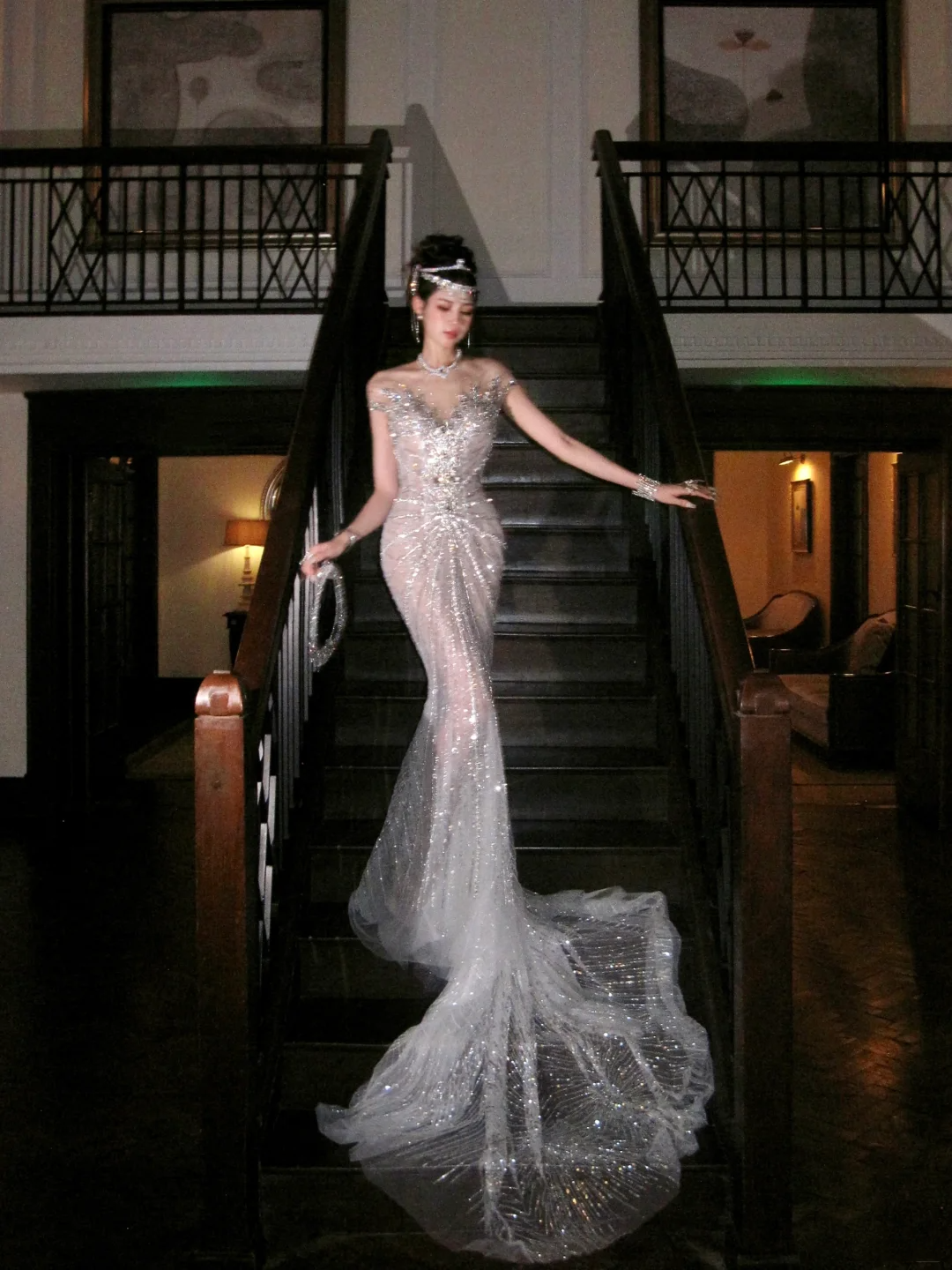 Luxurious Wedding Dresses Mermaid Scoop Neck With Beads Crystals Silver Sequin Bride Dress For Brides Fitted Bridal Gown N075